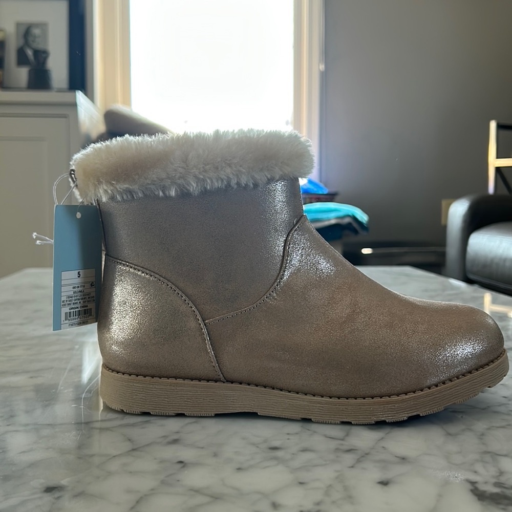 Girls winter boots size 5 Cat and Jack. Shiny and comfortable.